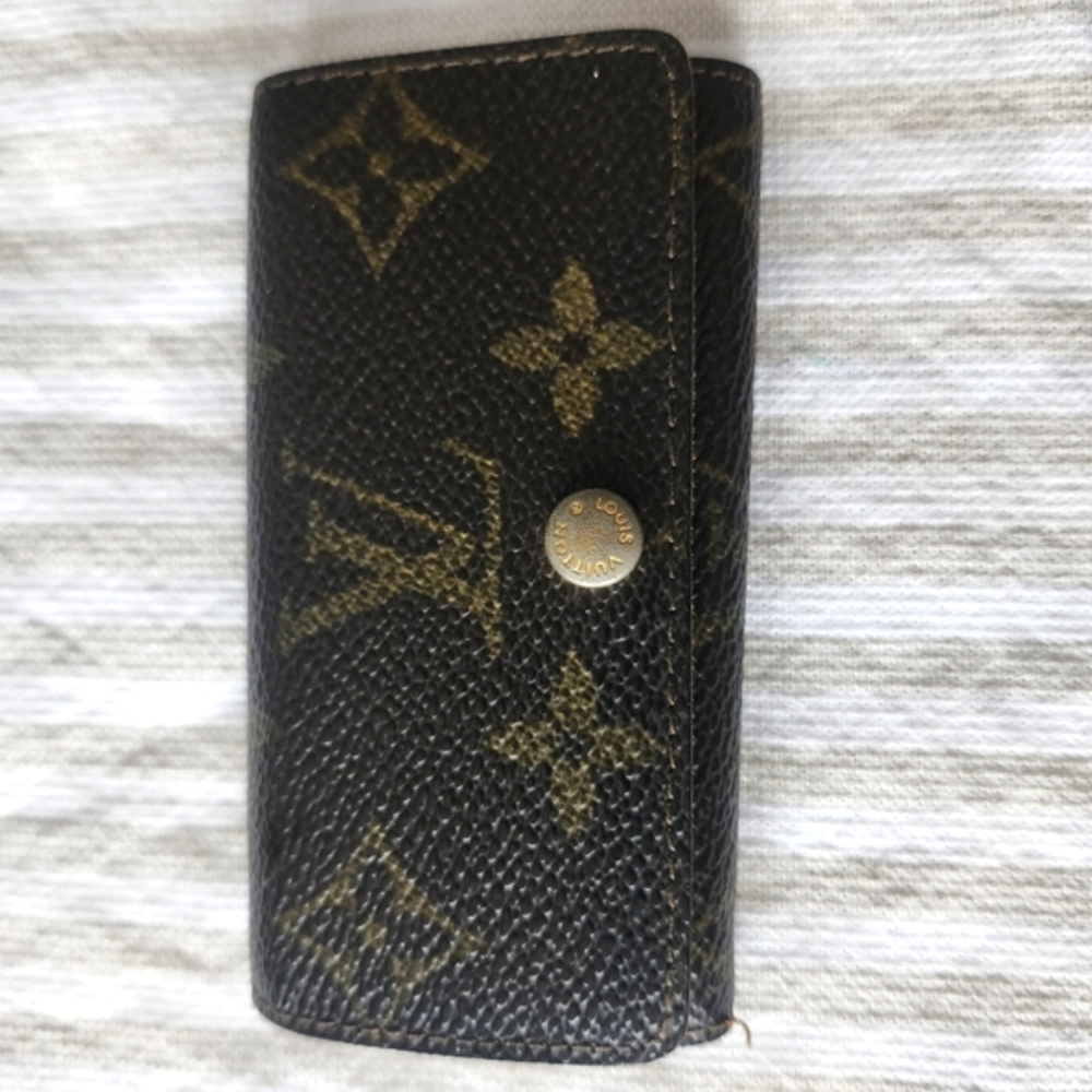 Louis Vuitton Elegant Brown Key Holder